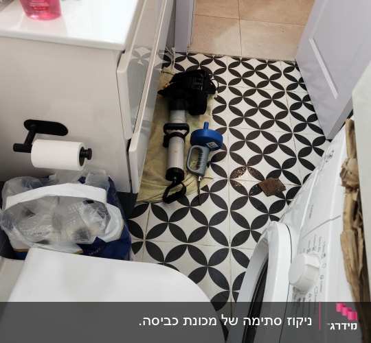 כלים של אינסטלטור על רצפת חדר אמבטיה